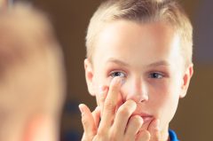 Kurzsichtigkeit bei Kindern: Spezielle Linsen korrigieren und begrenzen die Zunahme